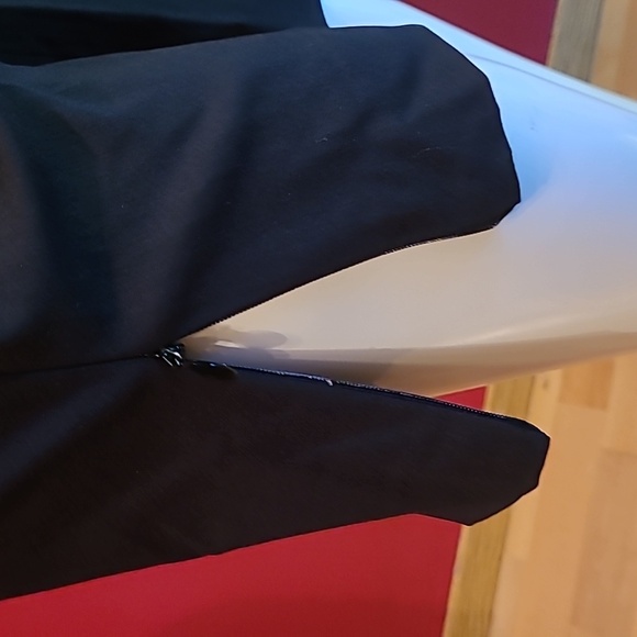 Black Capri Stretch Pants with Zipper Side Leg - Wrinkle Free Easy Care Size 4 - Picture 5 of 10